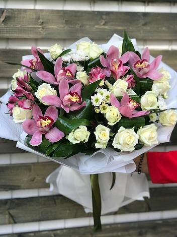 Букет цветов из: Розы и Хризантемы в Розе Челябинской области