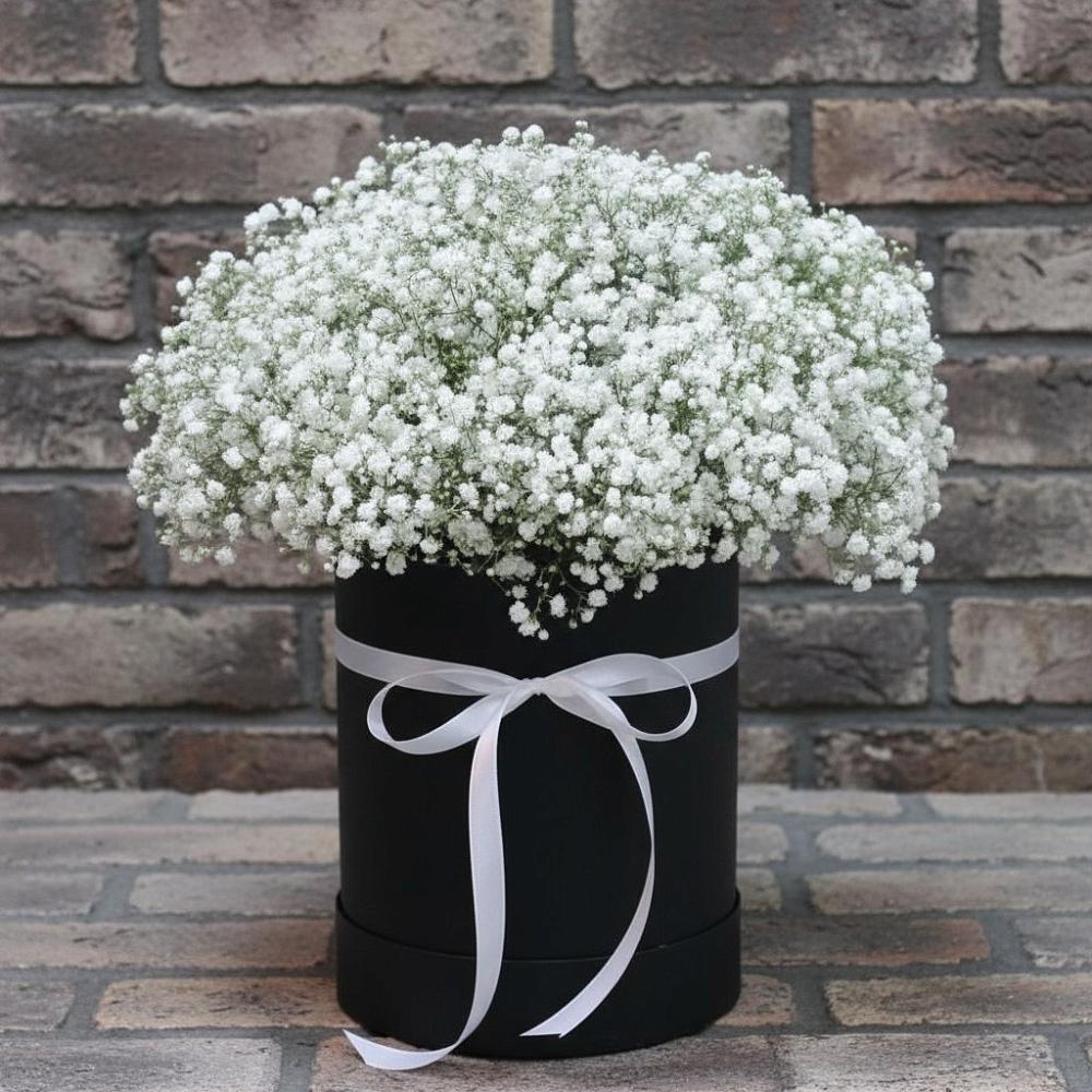 Цветочная композиция из Гипсофила в шляпной коробке в Розе Челябинской области