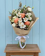 Букет цветов из:  Альстромерии, Лизиантусы, Розы и Хризантемы в Розе Челябинской области