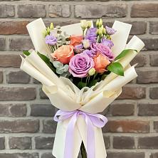 Букет цветов из:  Лизиантусы и Розы в Розе Челябинской области