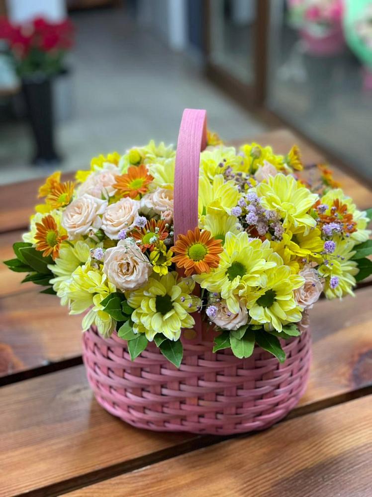Цветочная композиция из Хризантемы и Розы в корзине в Розе Челябинской области