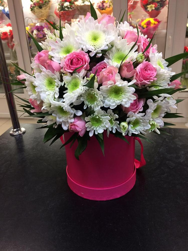 Цветочная композиция из Розы и Хризантемы в шляпной коробке в Розе Челябинской области