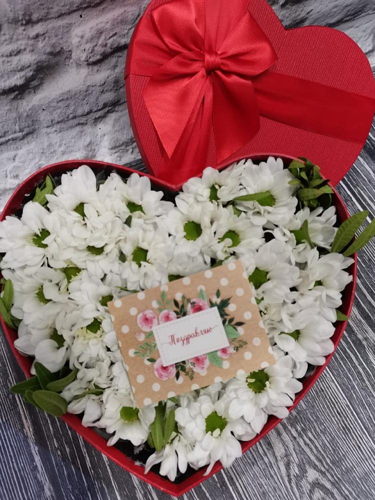 Цветочная композиция из Хризантемы в виде сердца в Розе Челябинской области