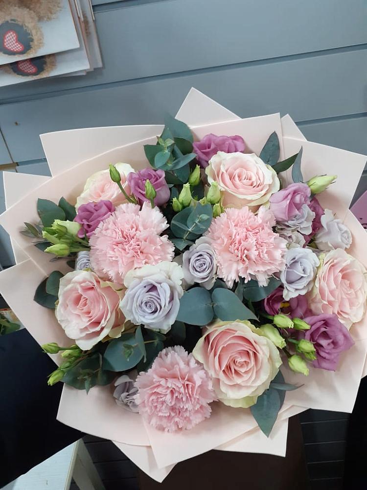 Букет цветов из: Розы, Гвоздики и Лизиантусы в Розе Челябинской области